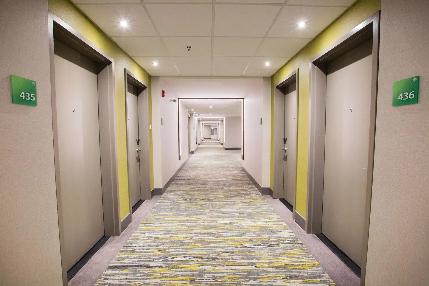 Holiday Inn & Suites Calgary South - Conference Ctr by IHG LOUNGE_LOBBY