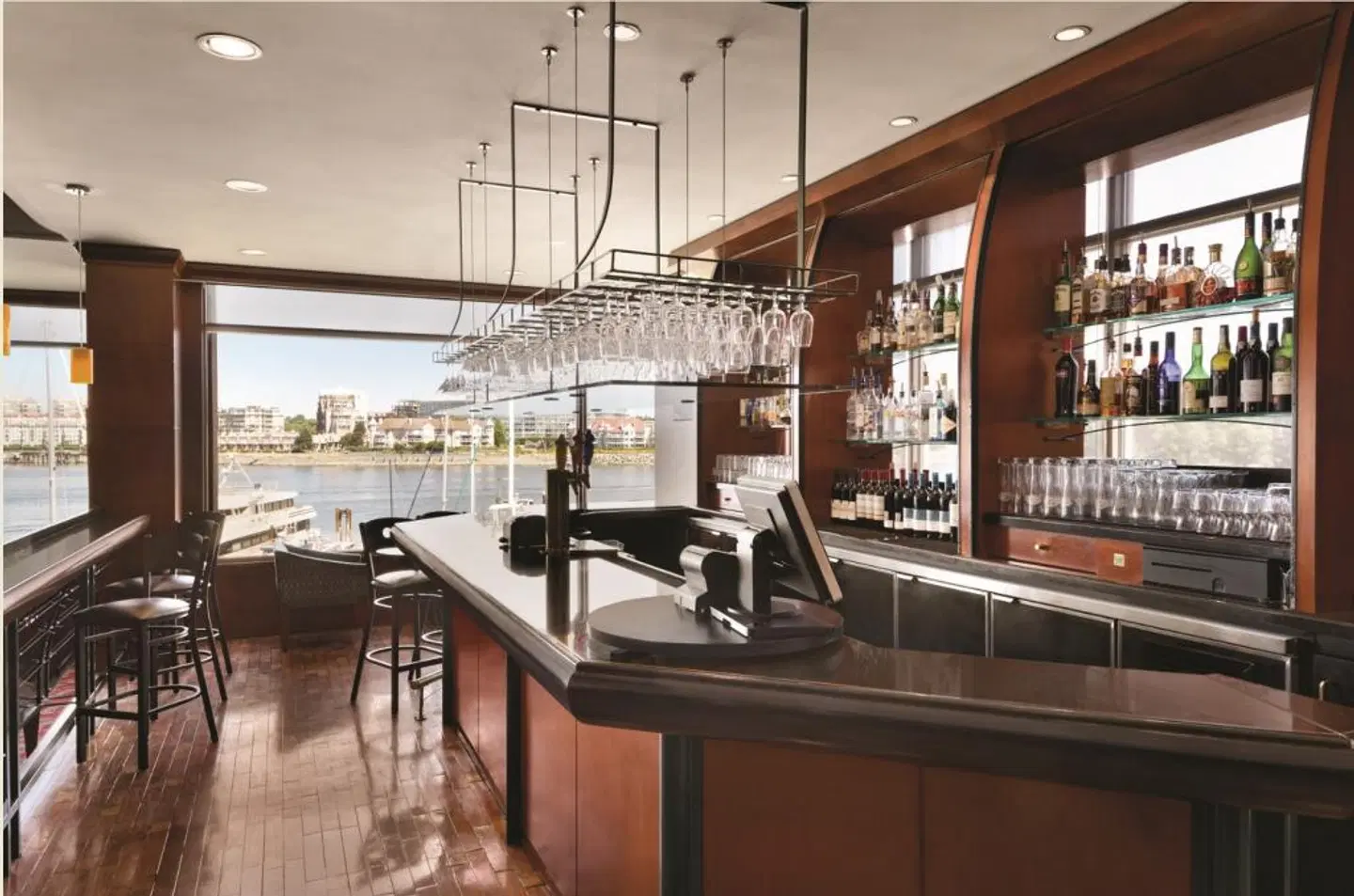 Coast Victoria Hotel & Marina by APA Bar