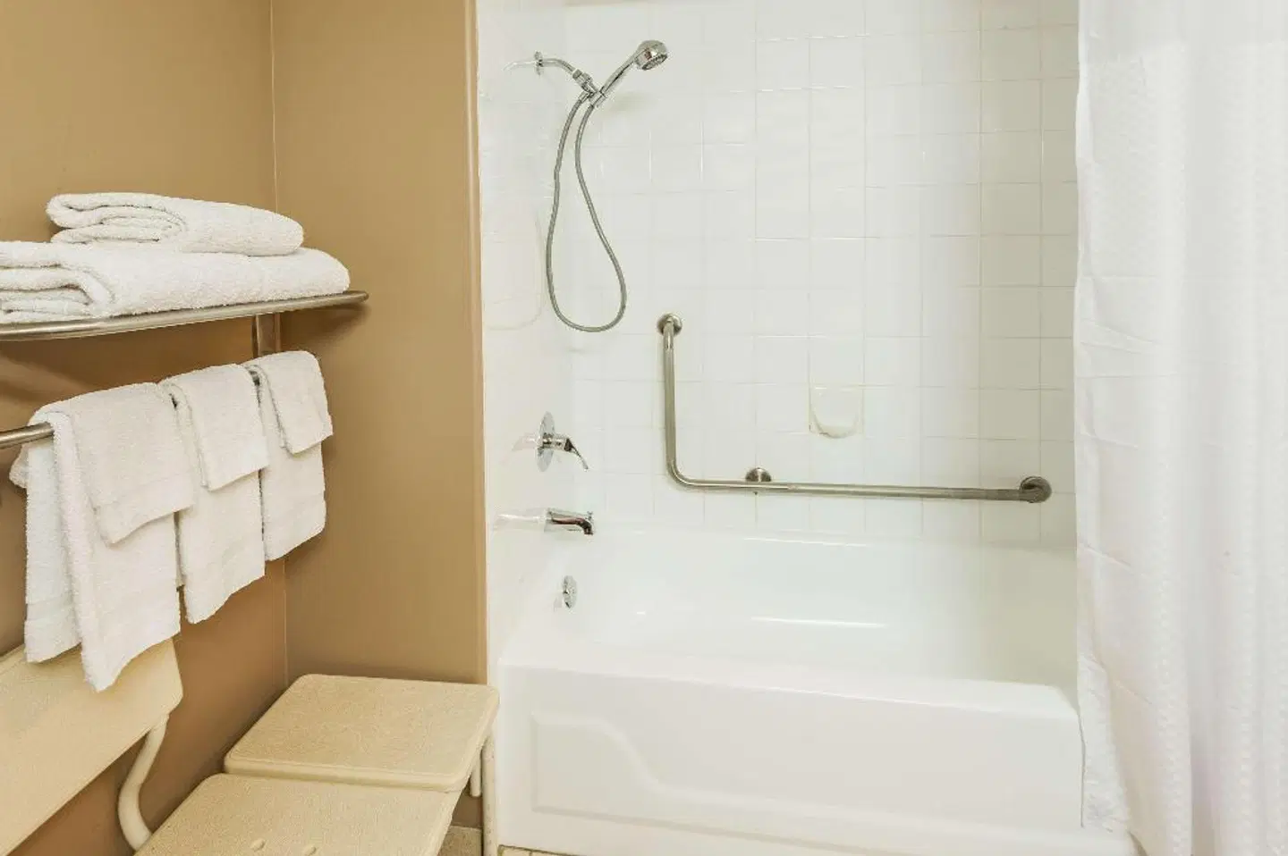 Super 8 by Wyndham Calgary/Airport Badezimmer