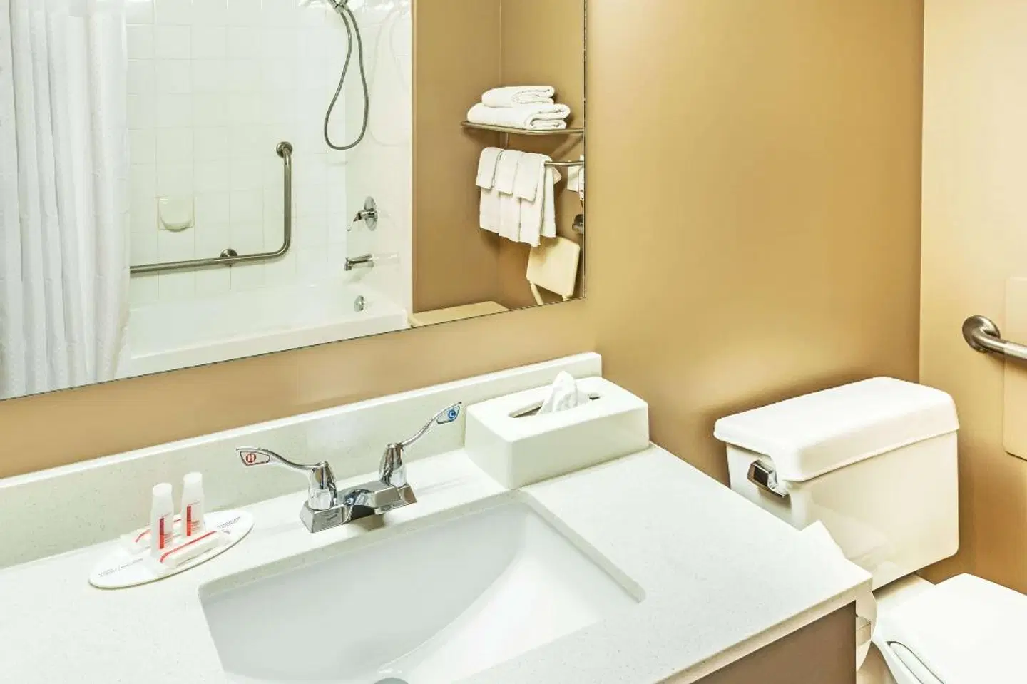 Super 8 by Wyndham Calgary/Airport Badezimmer