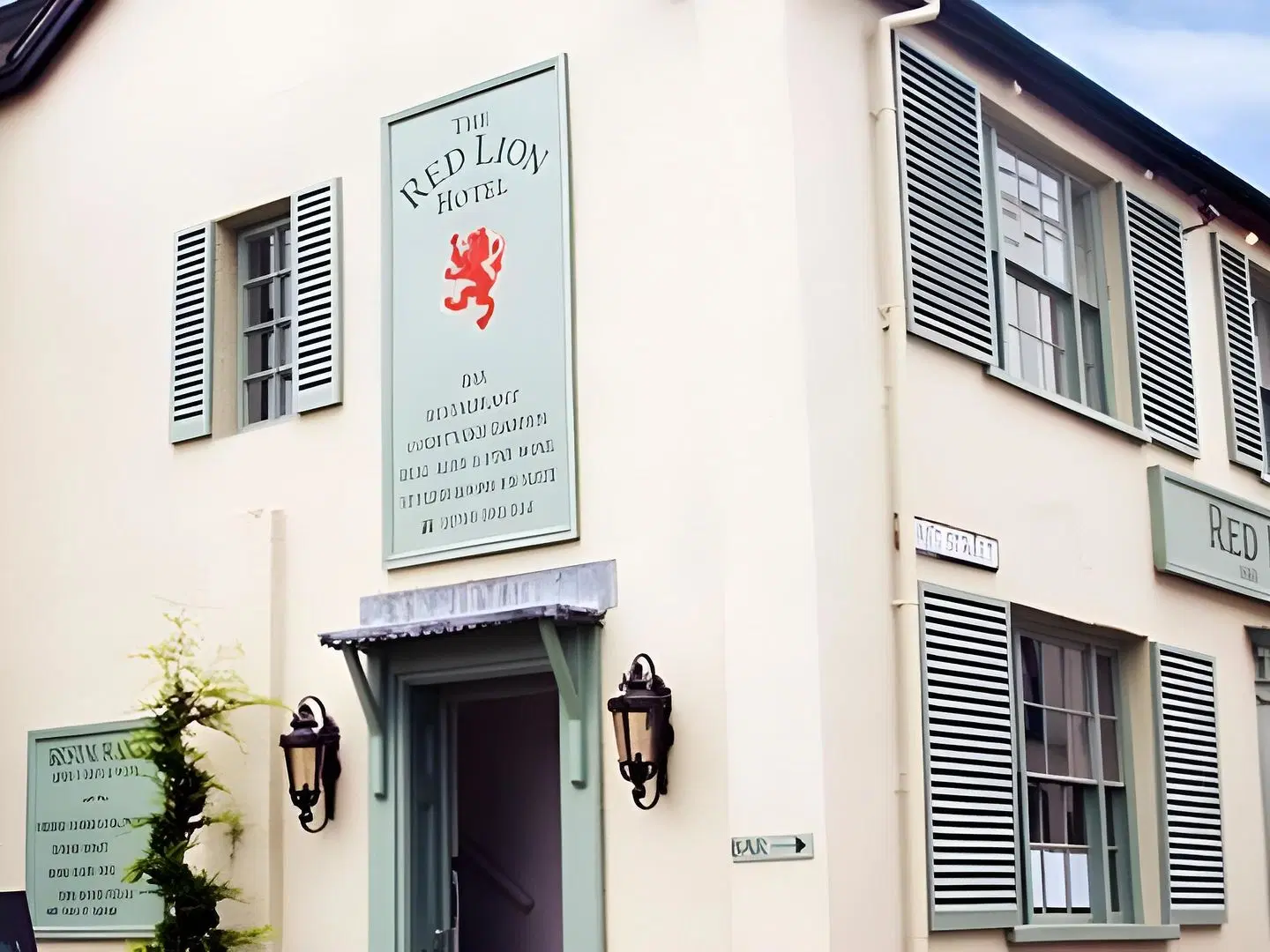 The Red Lion EXTERIOR