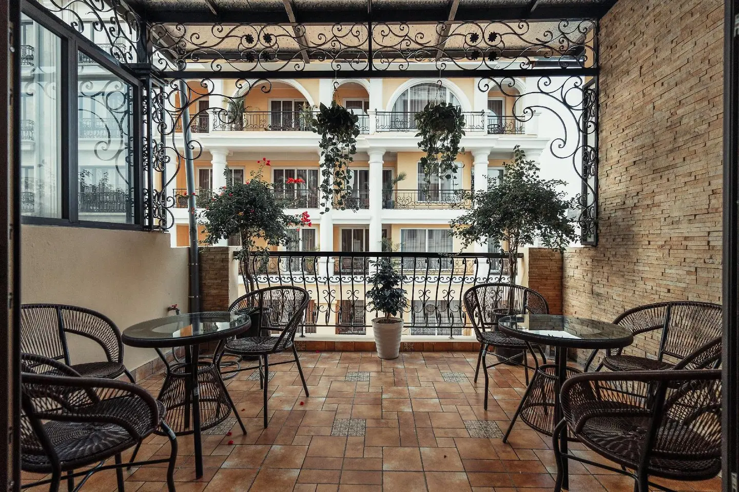 Le Foyer Hotel Bar