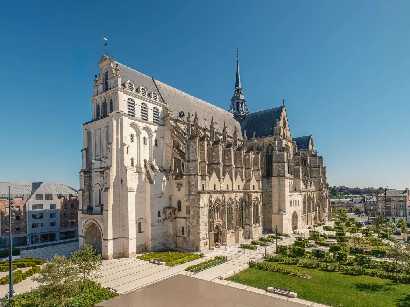ibis Saint-Quentin Basilique EXTERIOR