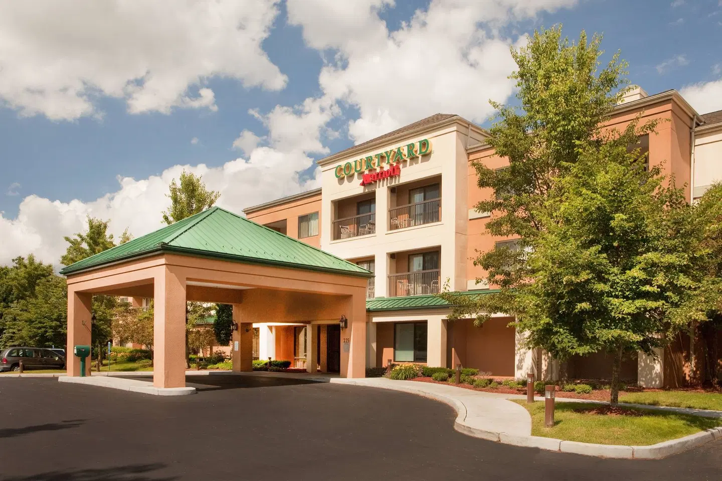Courtyard by Marriott Hartford Manchester EXTERIOR