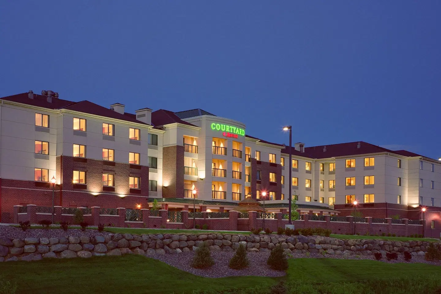 Courtyard by Marriott Madison East EXTERIOR