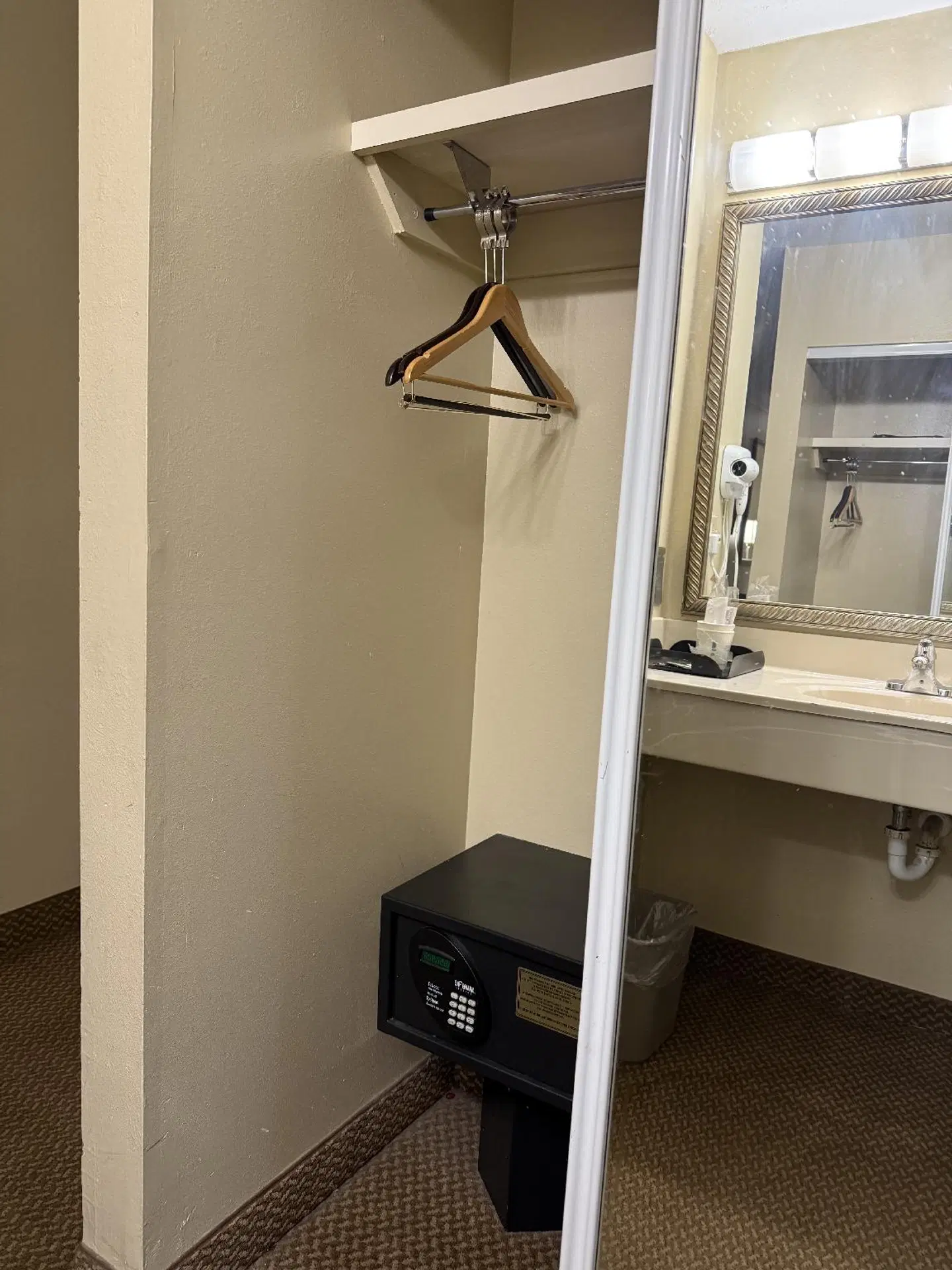 Days Inn & Suites by Wyndham St. Louis/Westport Plaza Badezimmer