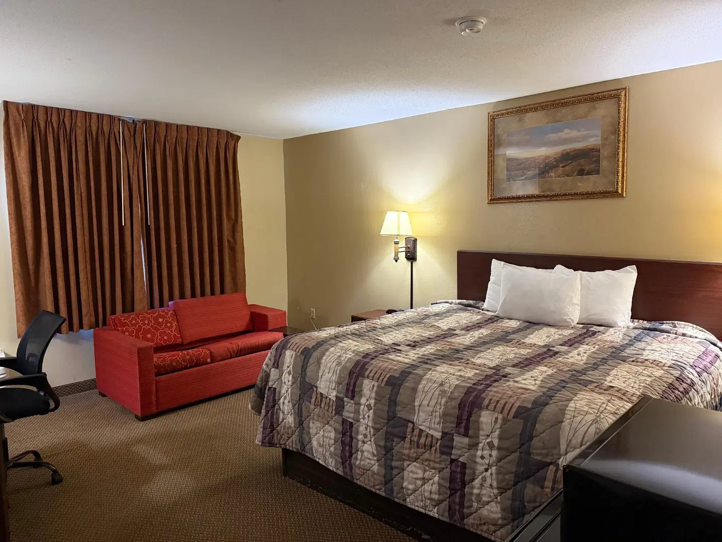 Days Inn & Suites by Wyndham St. Louis/Westport Plaza ROOM_EXAMPLE