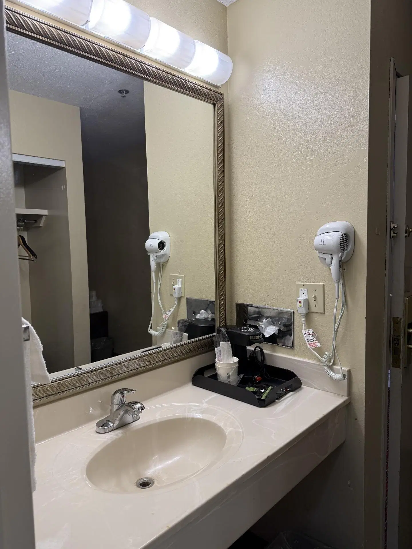 Days Inn & Suites by Wyndham St. Louis/Westport Plaza Badezimmer