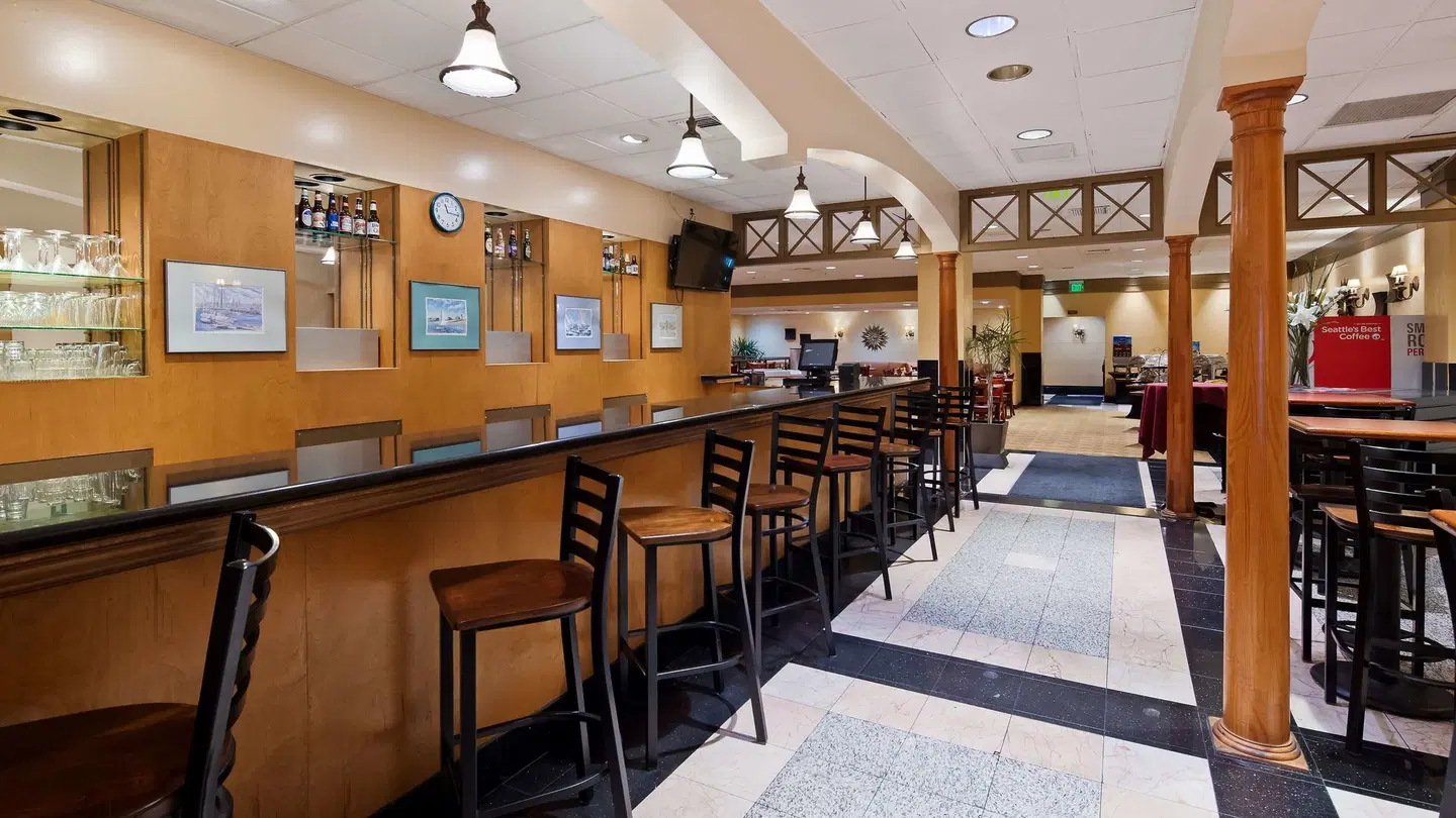 Best Western Plus Hotel & Conference Center Bar