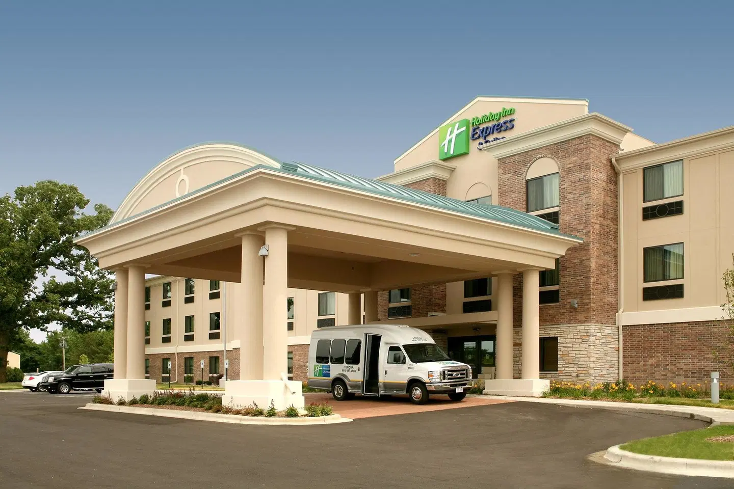 Holiday Inn Express & Suites Verona EXTERIOR