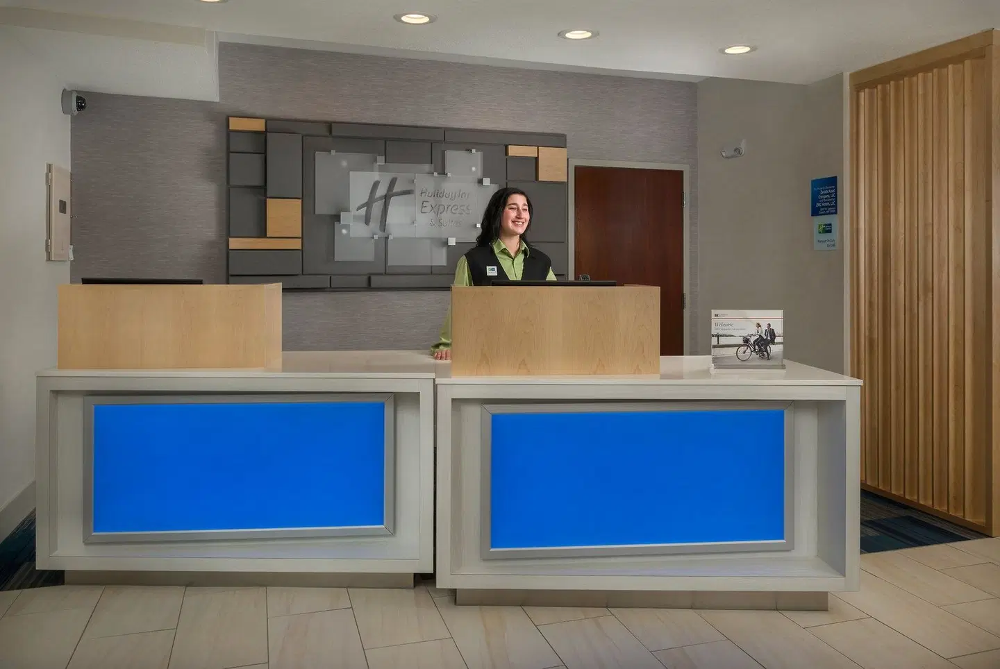 Holiday Inn Express & Suites Lawrence by IHG LOUNGE_LOBBY