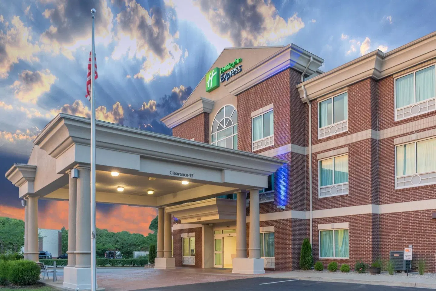 Holiday Inn Express & Suites Frankfort EXTERIOR