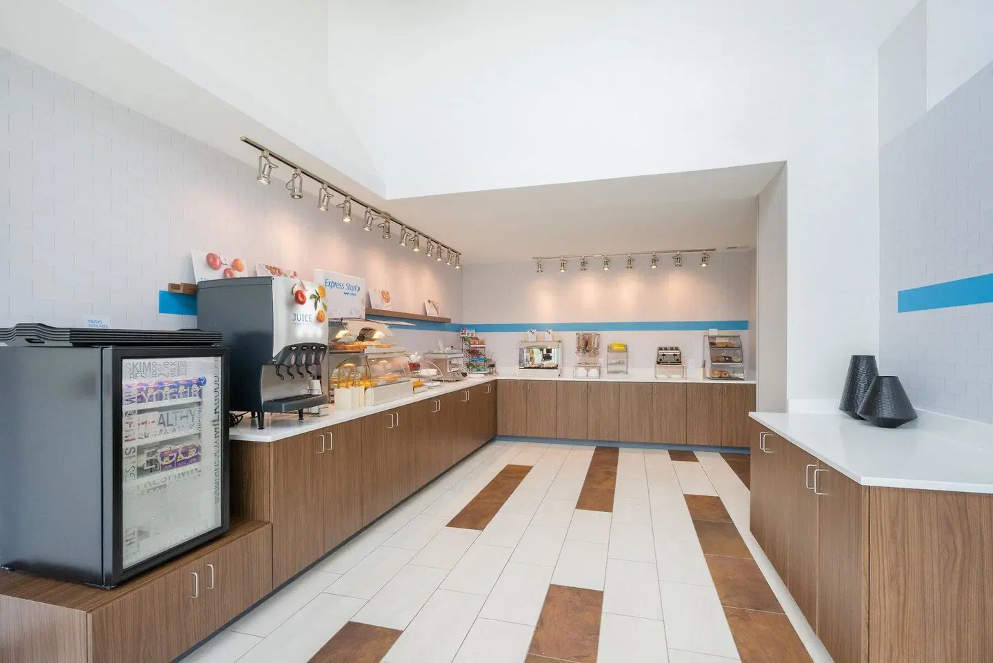Holiday Inn Express & Suites Frankfort Bar