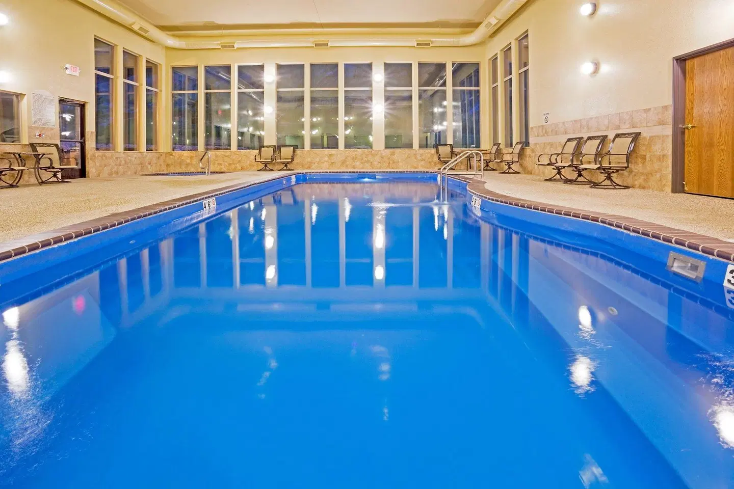 Holiday Inn Express & Suites Custer by IHG Hallenbad