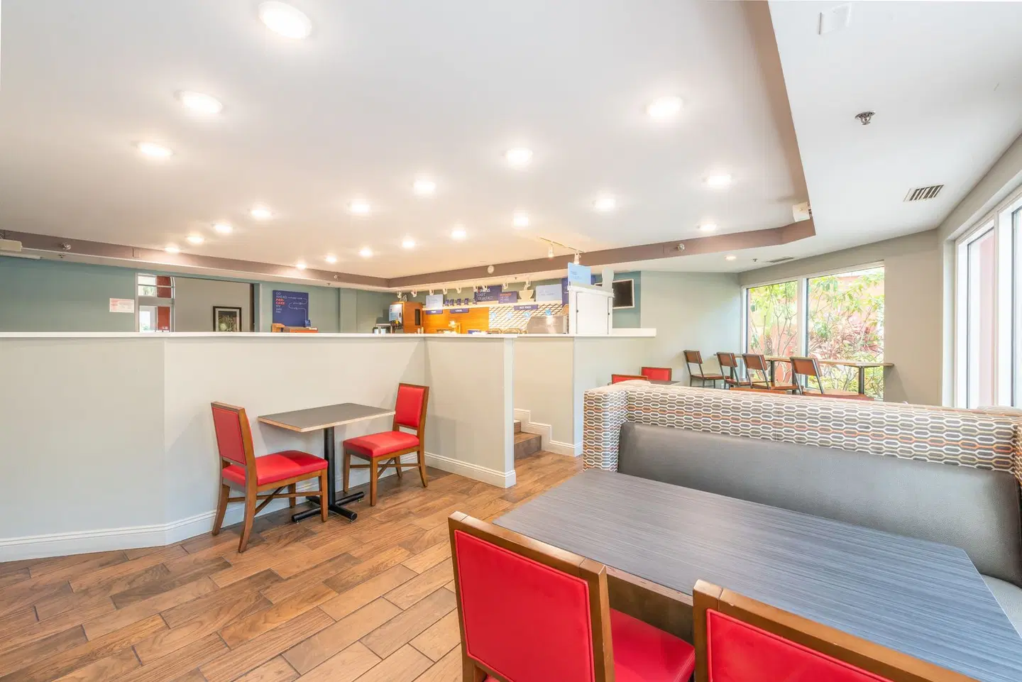 Holiday Inn Express & Suites Bradenton West by IHG Bar