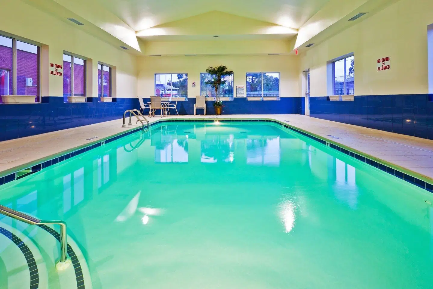 Holiday Inn Express & Suites Dickson by IHG Hallenbad