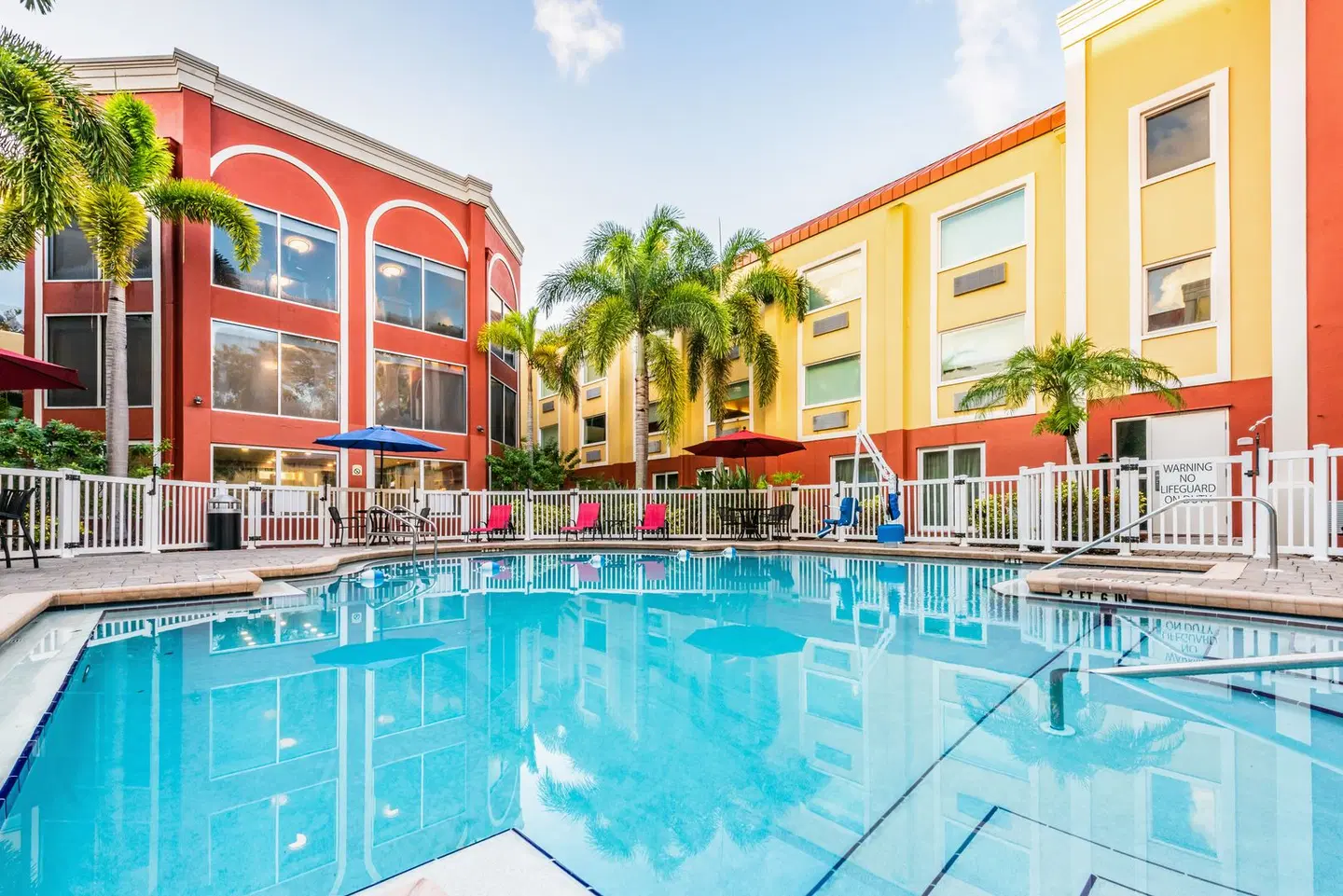 Holiday Inn Express & Suites Bradenton West by IHG OUTDOOR_POOL