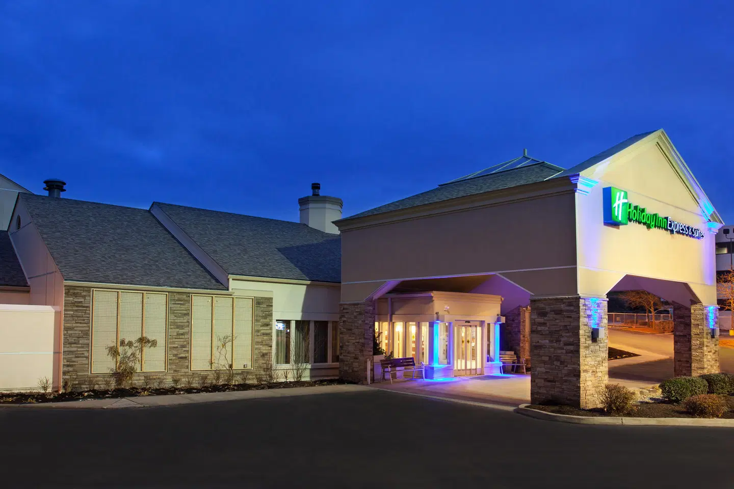Holiday Inn Express & Suites Pittsburgh Airport by IHG EXTERIOR