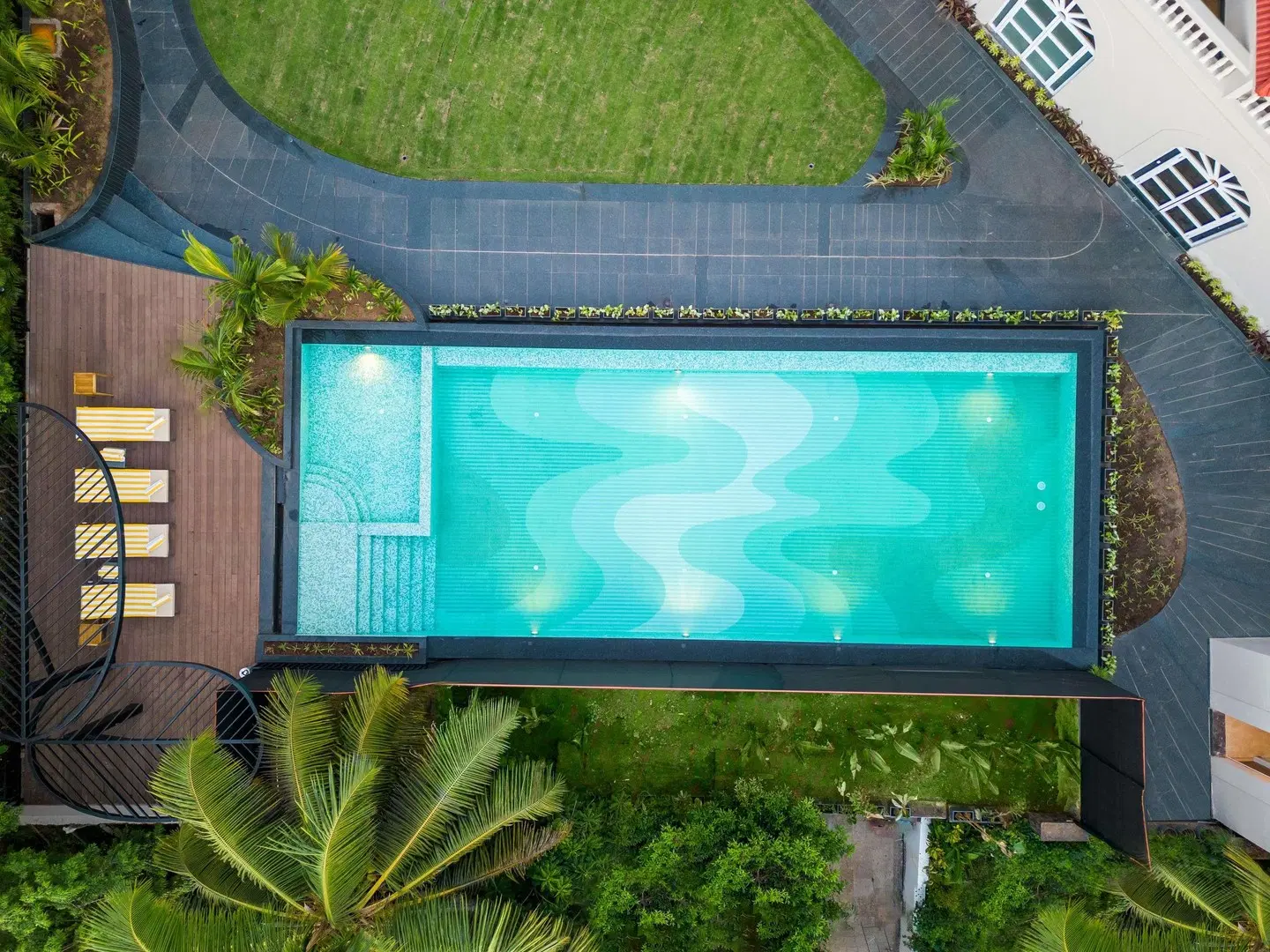 Grand Mercure Goa Candolim Hallenbad