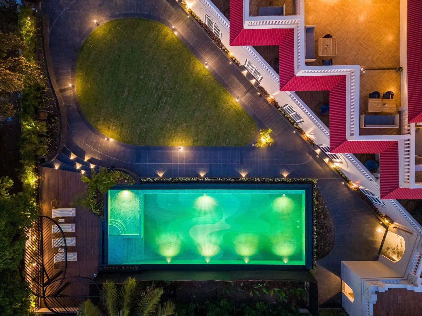 Grand Mercure Goa Candolim Hallenbad