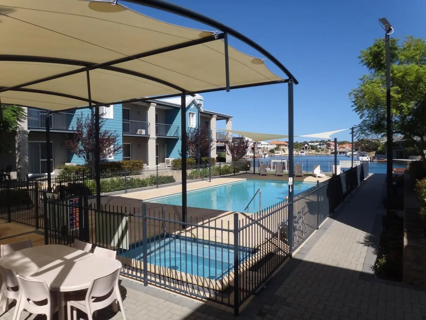 Quest Mandurah OUTDOOR_POOL