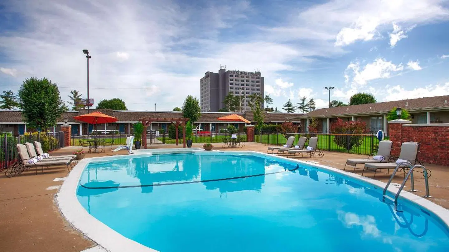 Best Western Plus Coach House Inn OUTDOOR_POOL