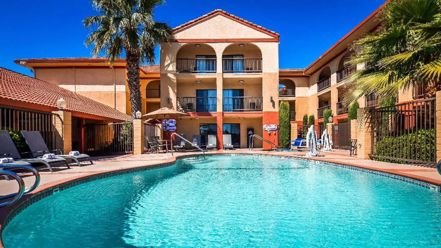 Best Western PLUS Executive Inn and Suites OUTDOOR_POOL