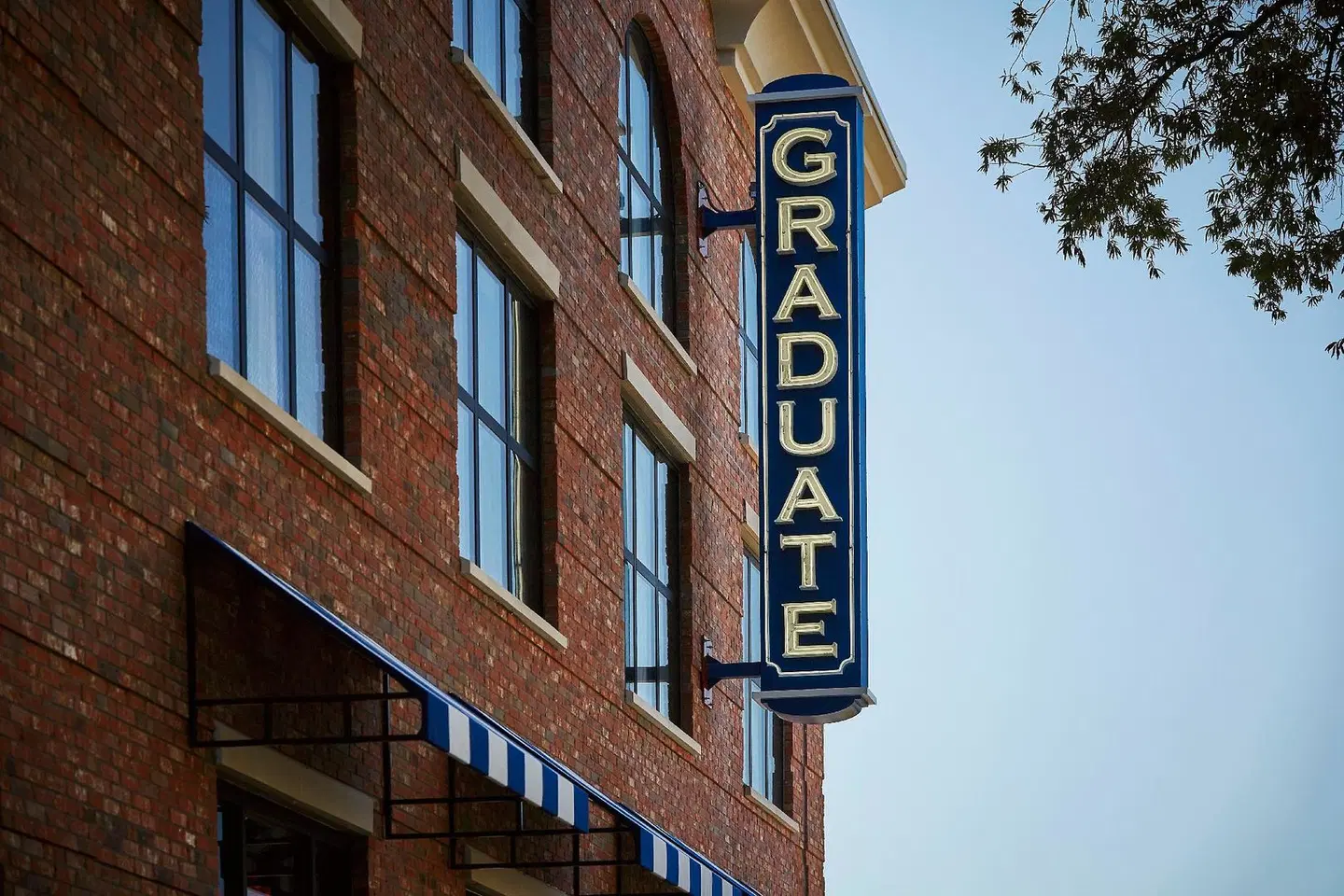 Graduate Oxford EXTERIOR