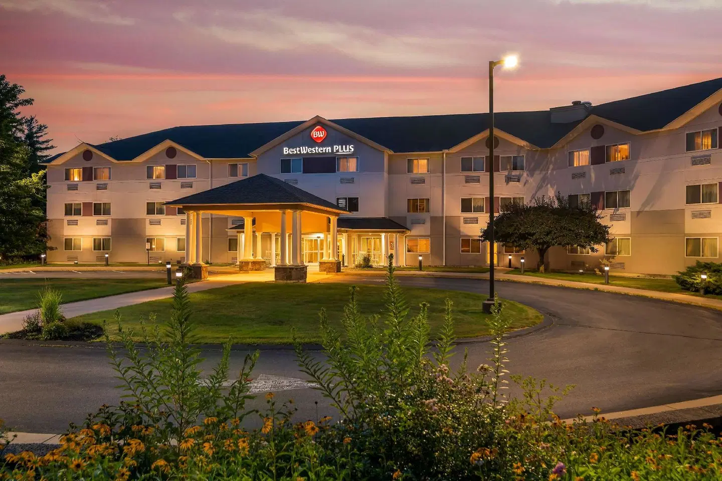 Best Western PLUS Executive Court Inn & Conference Center EXTERIOR