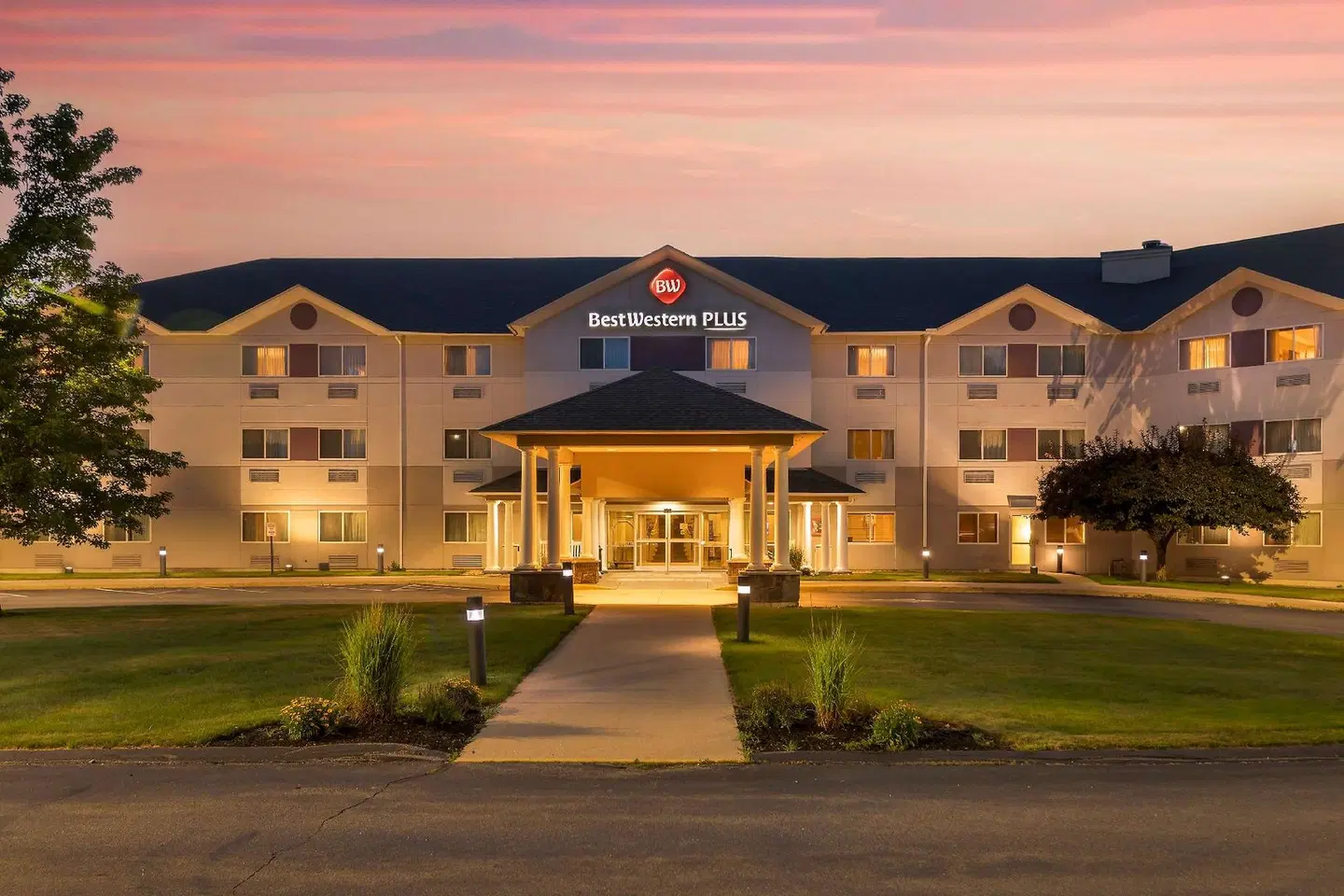 Best Western PLUS Executive Court Inn & Conference Center EXTERIOR