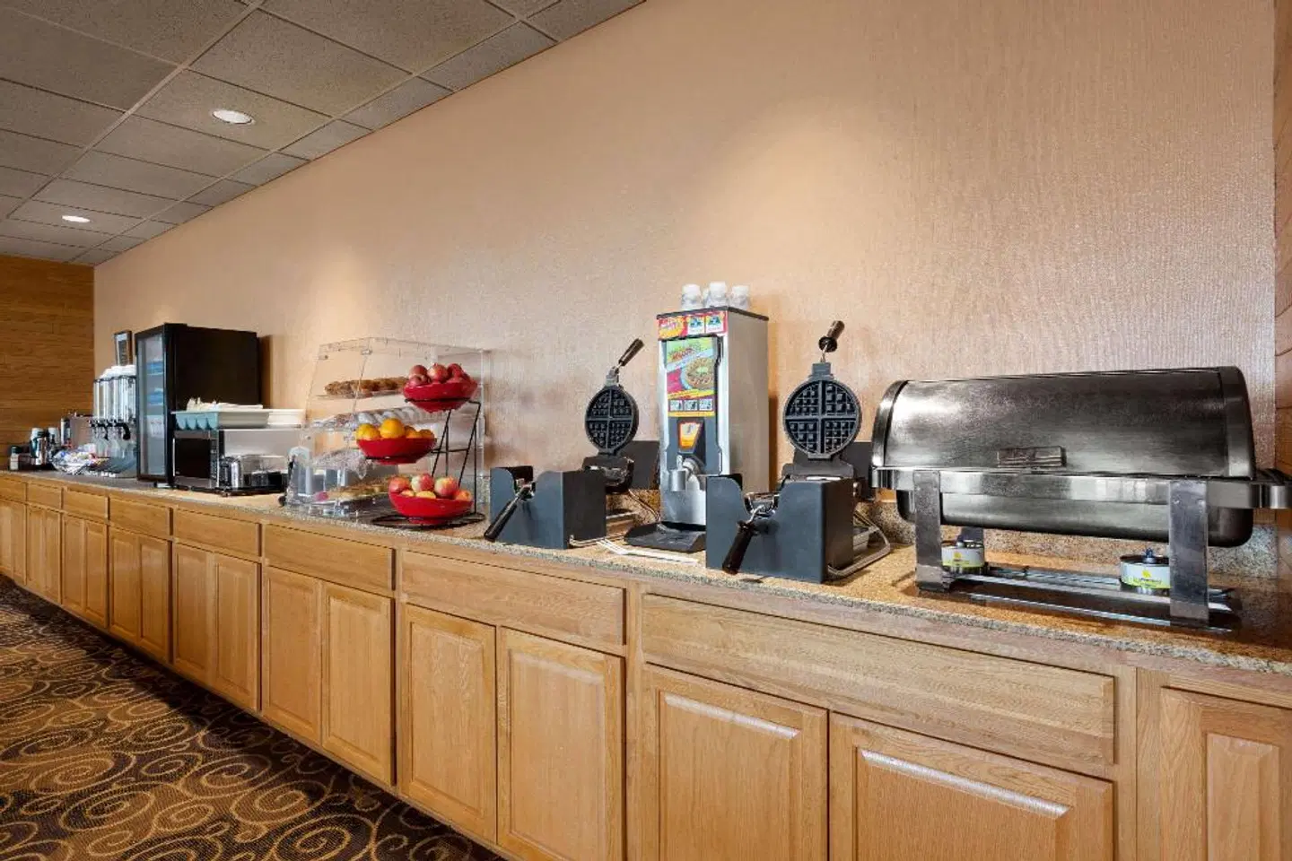 Ramada by Wyndham Bismarck Bar