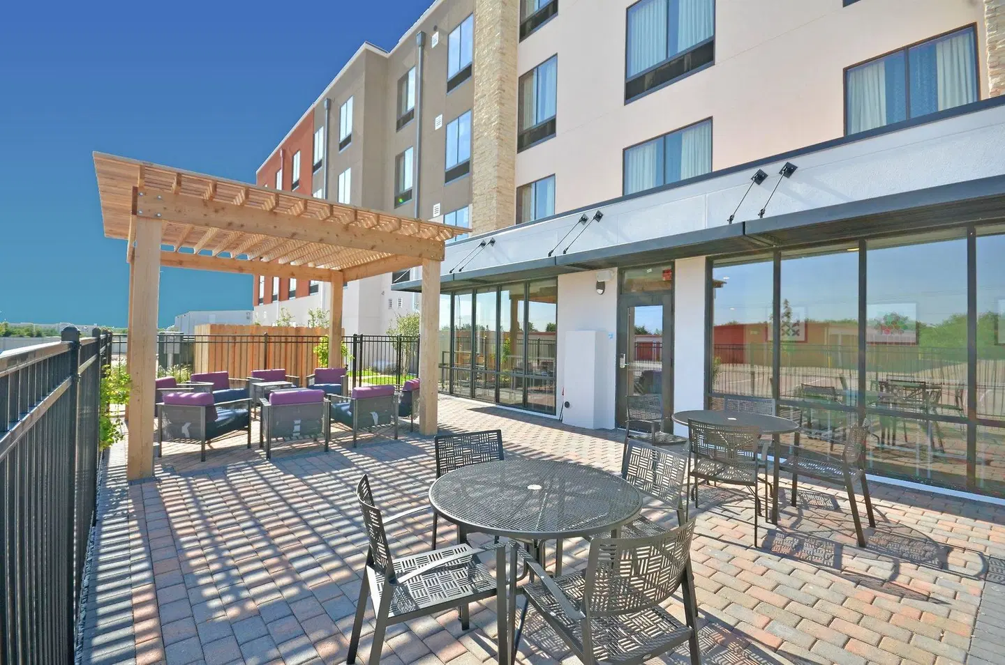 Holiday Inn Express & Suites Oklahoma City Mid - Arpt Area by IHG Terrasse