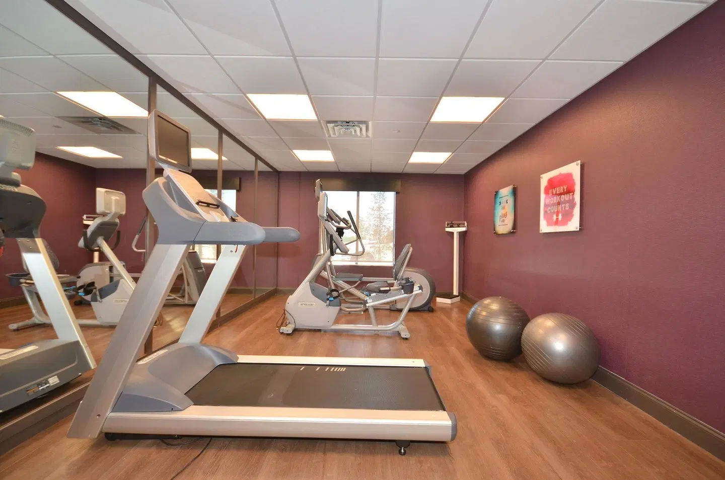 Holiday Inn Express & Suites Oklahoma City Mid - Arpt Area by IHG SPORTS_AND_LEISURE