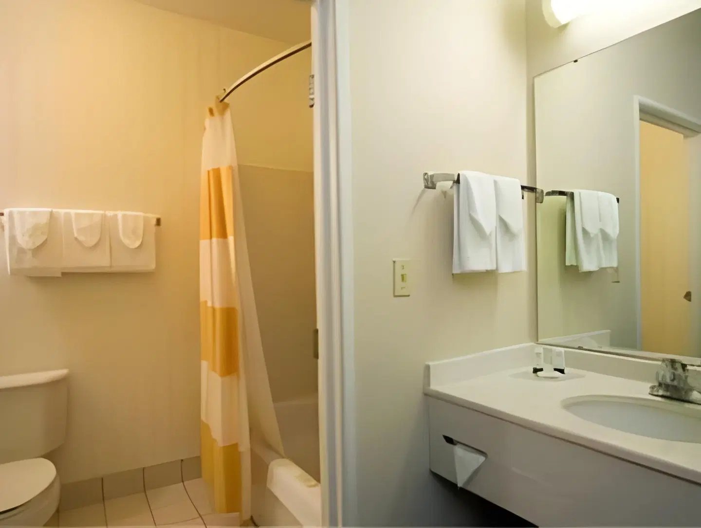 Spark by Hilton Traverse City Badezimmer