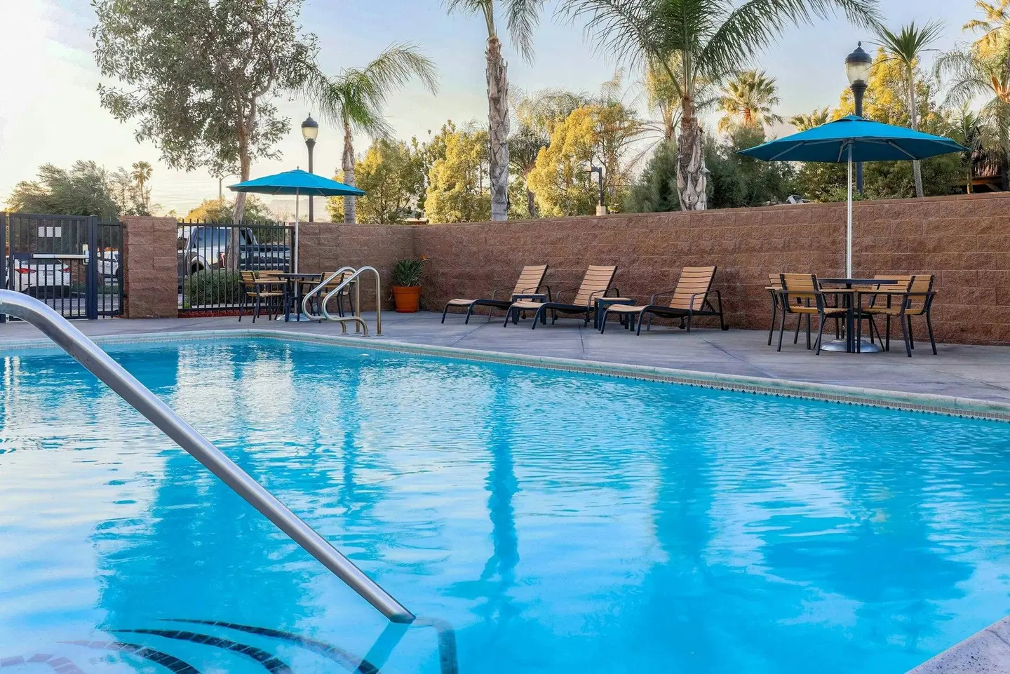 Four Points by Sheraton Ontario-Rancho Cucamonga OUTDOOR_POOL