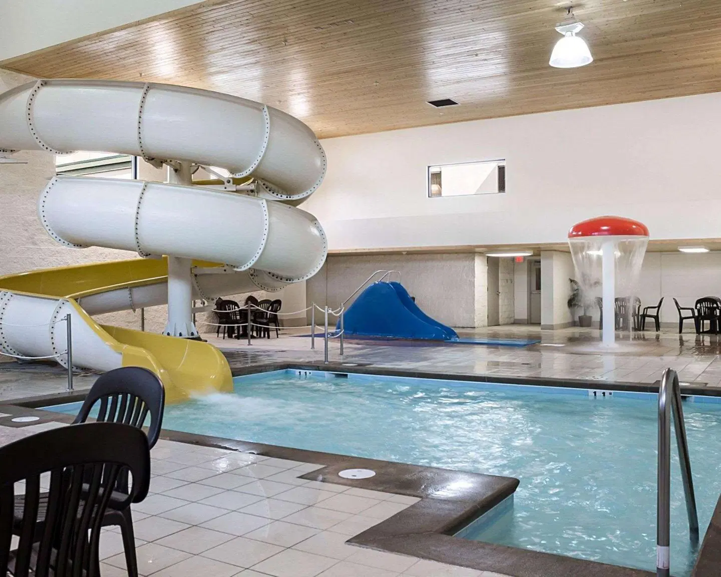 MainStay Suites Hallenbad