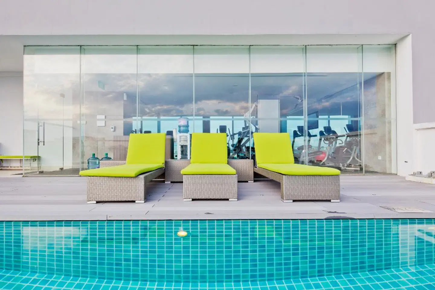 Park Avenue Changi Hallenbad