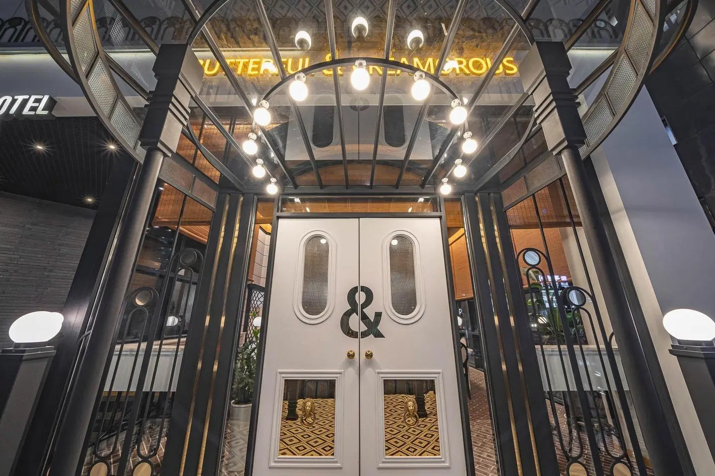 HOUND HOTEL SIGNATURE LOUNGE_LOBBY