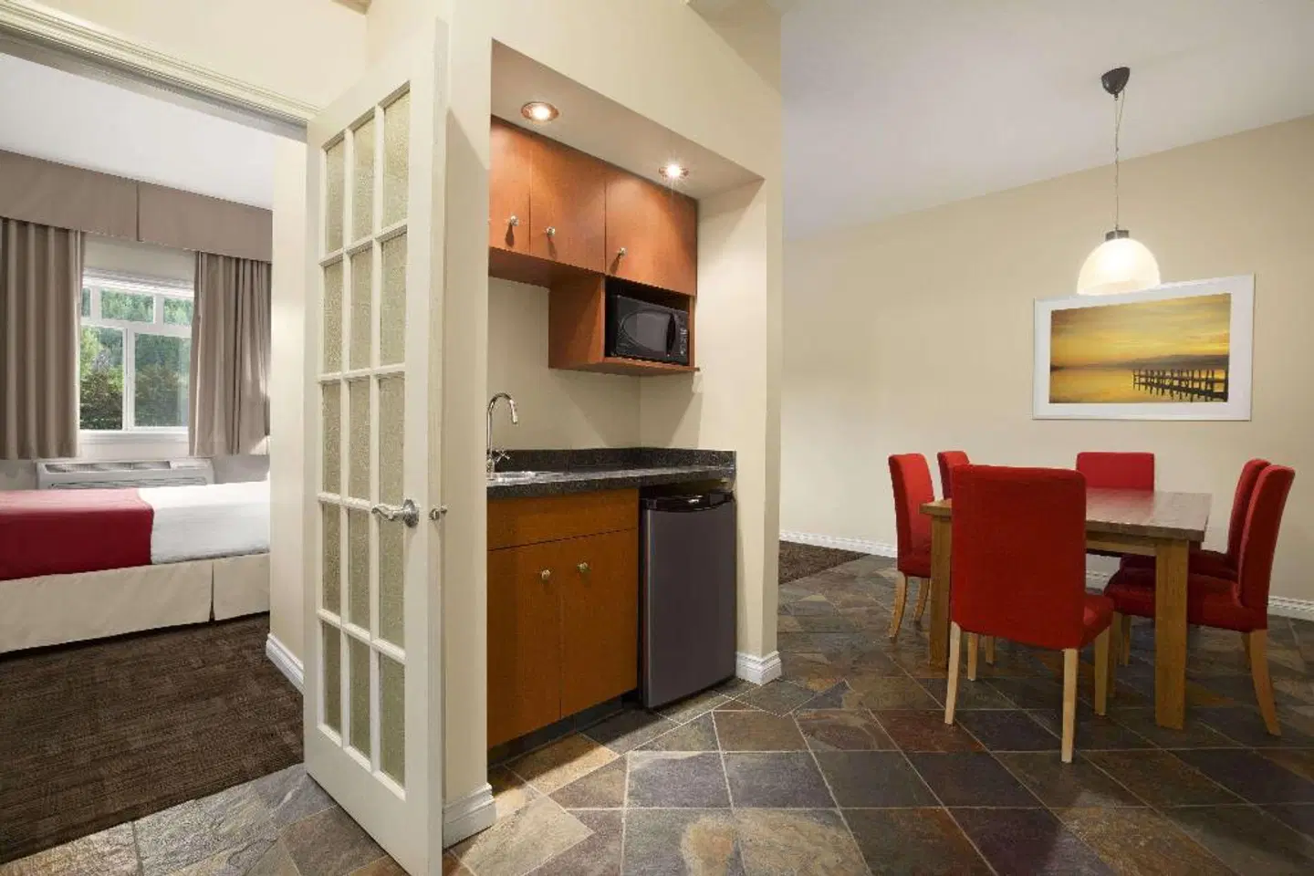 Days Inn & Suites by Wyndham Revelstoke ROOM_EXAMPLE