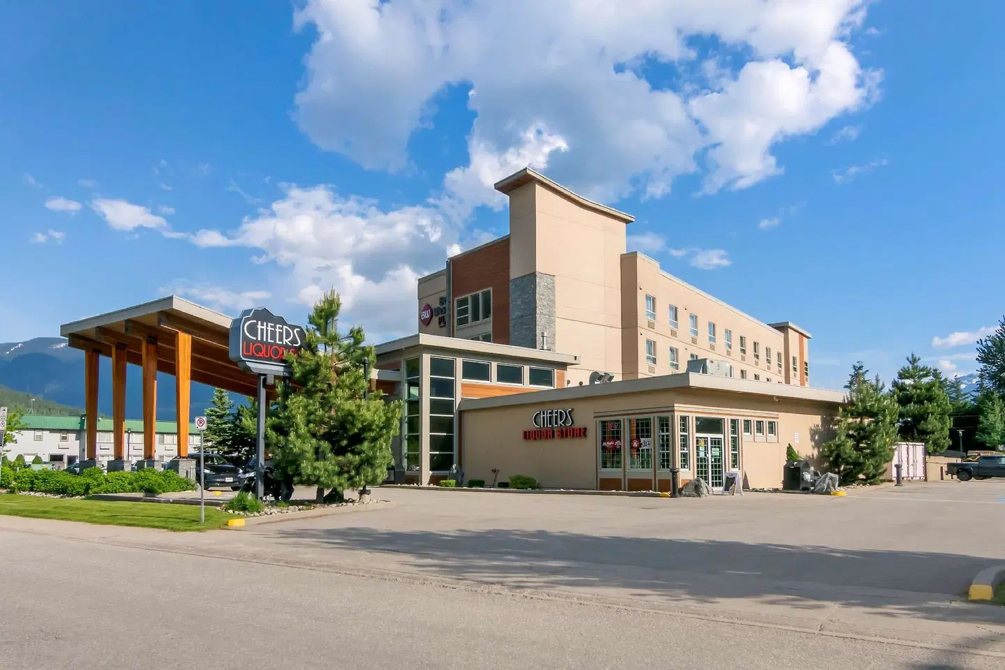 Best Western Plus Revelstoke EXTERIOR