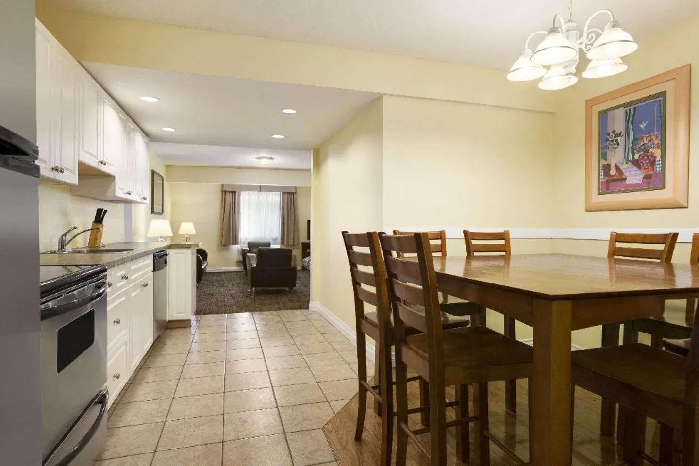 Days Inn & Suites by Wyndham Revelstoke Bar