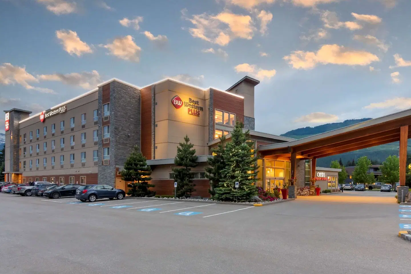 Best Western Plus Revelstoke EXTERIOR