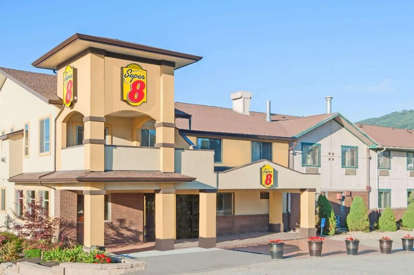 Super 8 by Wyndham Salmon Arm EXTERIOR