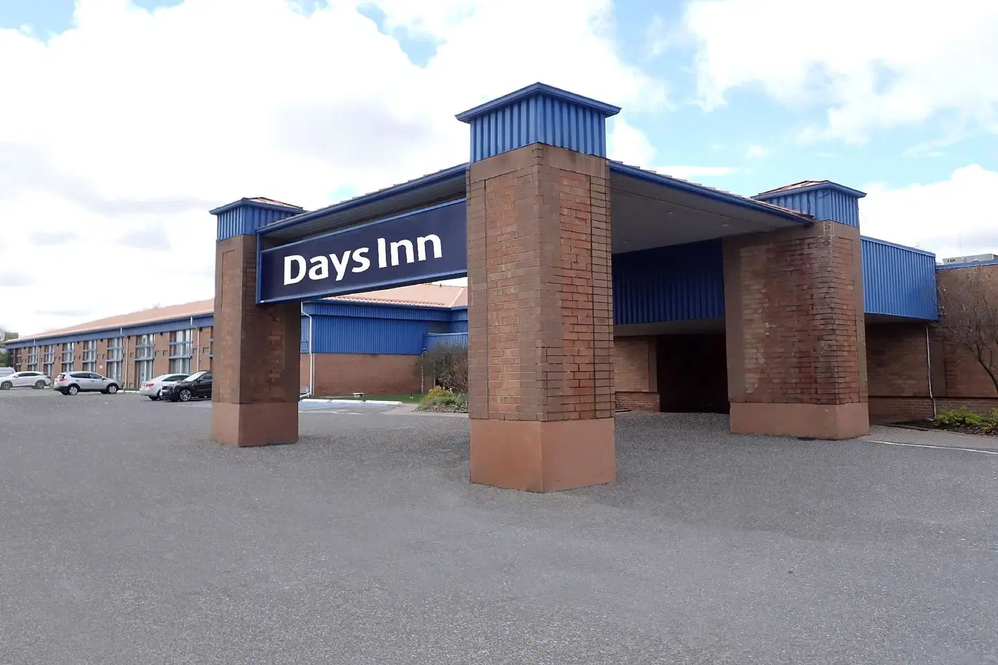 Days Inn By Wyndham Sudbury and Conference Centre EXTERIOR
