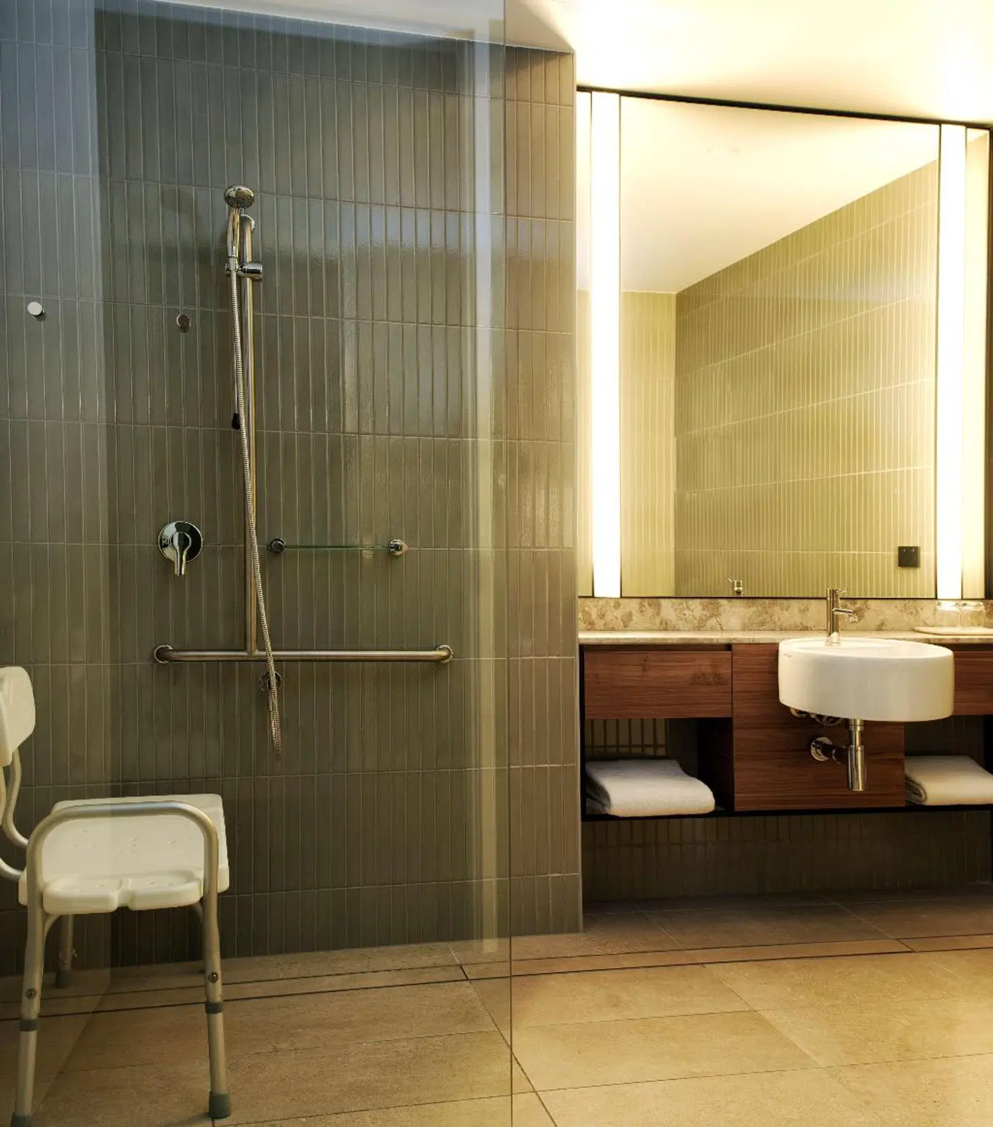 A by Adina Canberra Badezimmer
