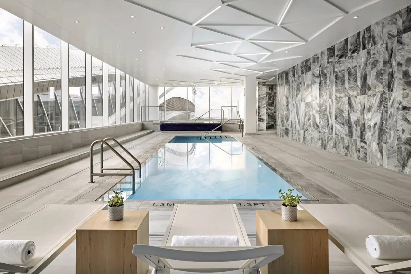 JW Marriot Edmonton Ice District Hallenbad