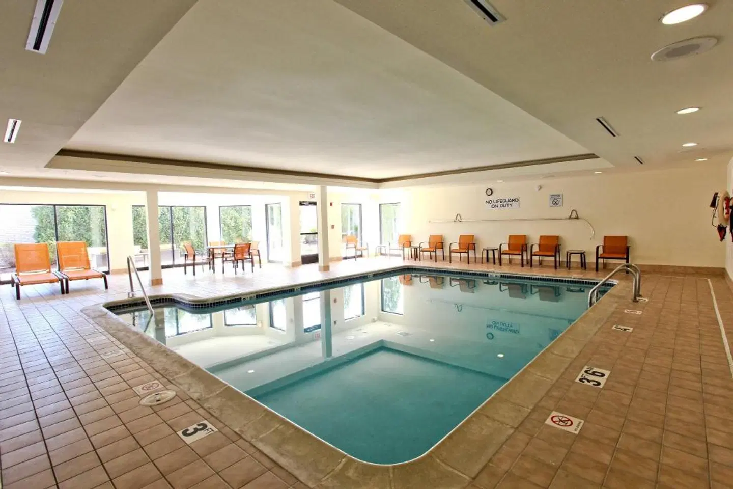 Courtyard by Marriott Detroit Brighton Hallenbad