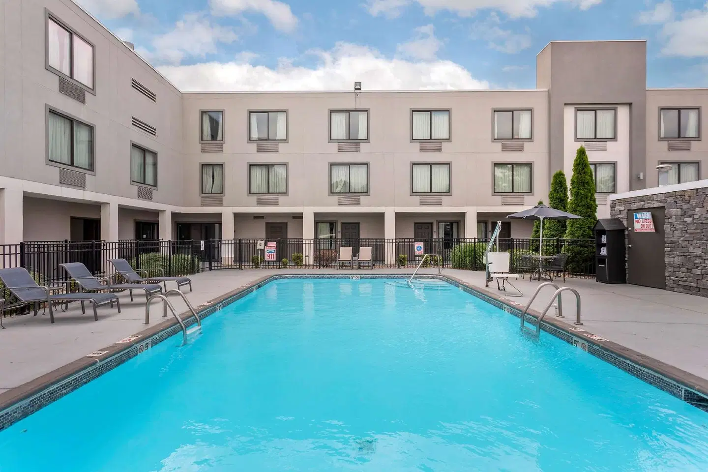 Best Western Plus Bowling Green OUTDOOR_POOL