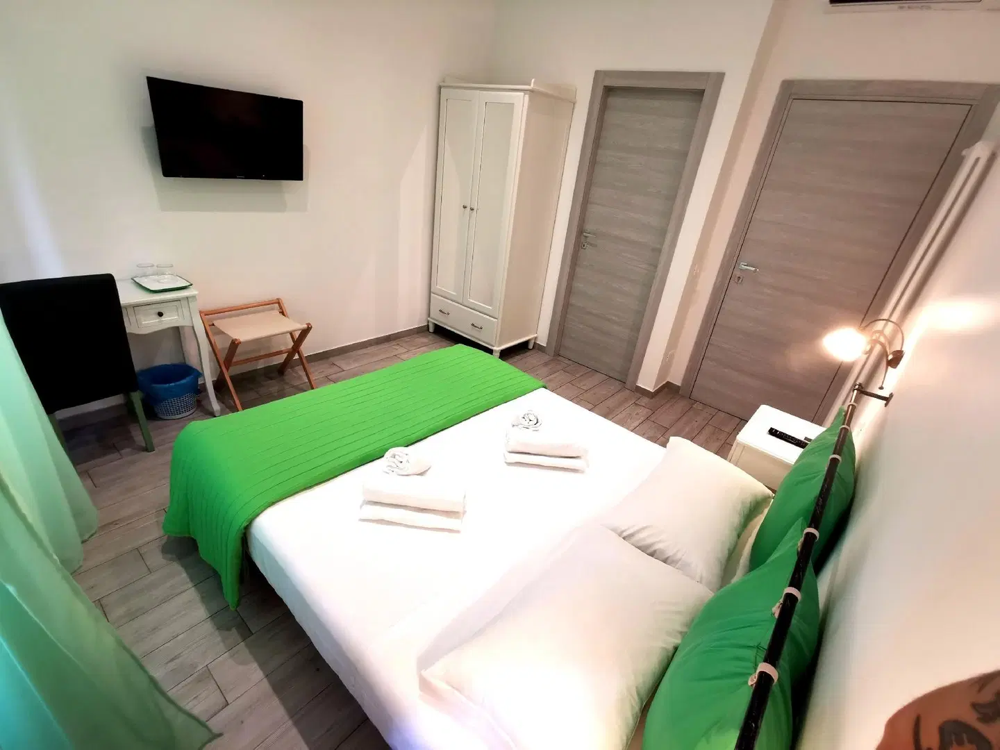 Grab a Room in Rossetti ROOM_EXAMPLE