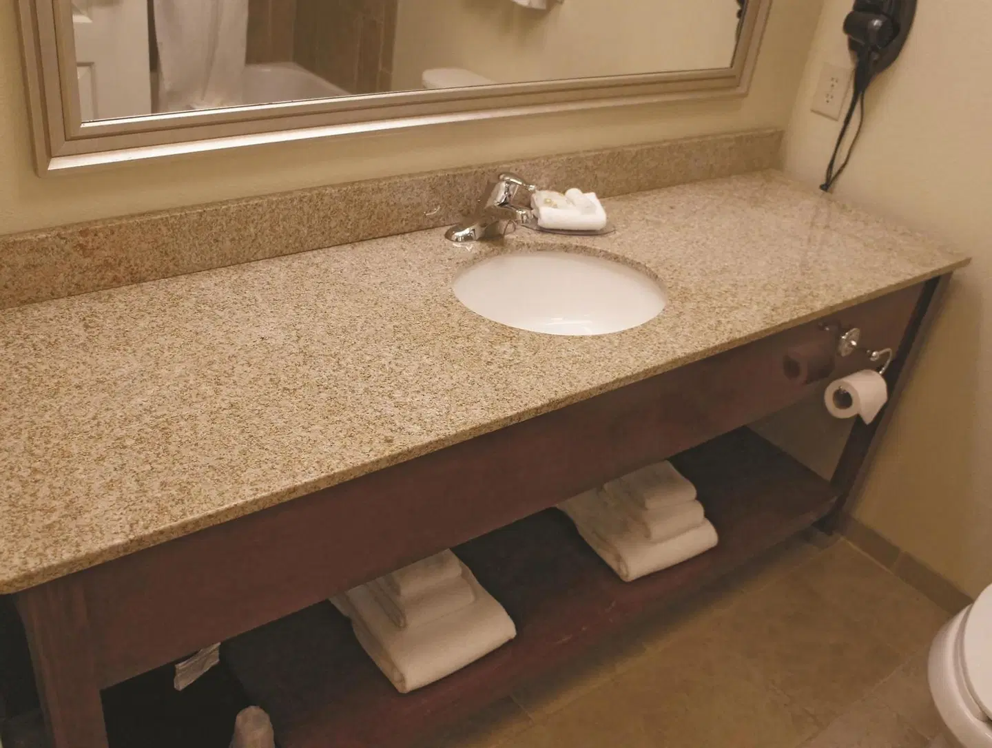 La Quinta Inn & Suites by Wyndham Dickinson Badezimmer